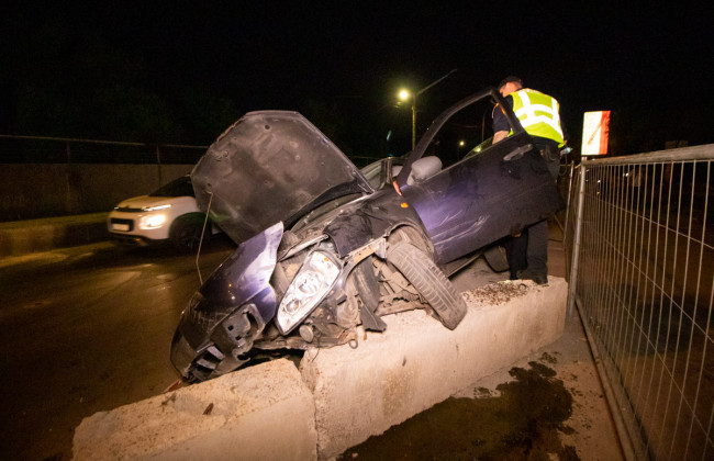 Пьяное ДТП в Киеве: Ford выехал на встречку и влетел в ремонтное ограждение