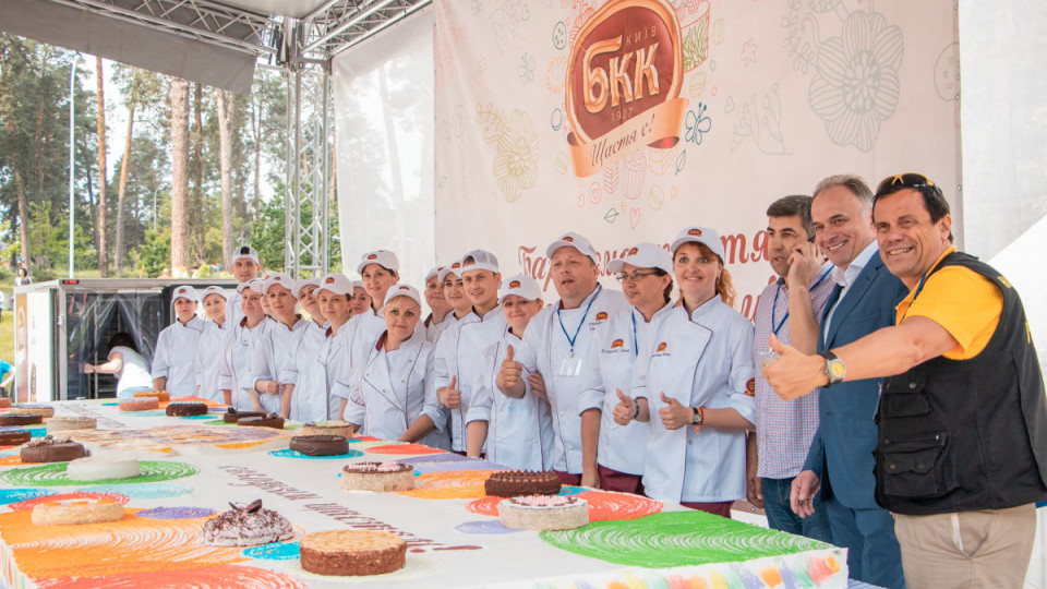 В Киеве приготовили самый большой в Украине торт: видео
