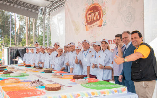 В Киеве приготовили самый большой в Украине торт: видео