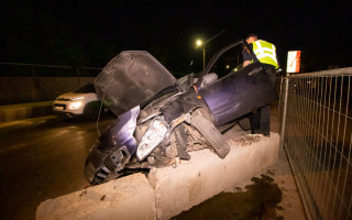 Пьяное ДТП в Киеве: Ford выехал на встречку и влетел в ремонтное ограждение