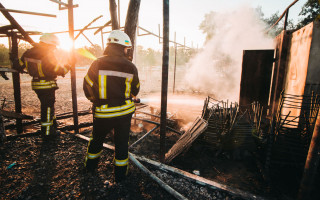 Неизвестные в Киеве сожгли поле для волейбола: видео