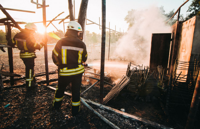 Неизвестные в Киеве сожгли поле для волейбола: видео