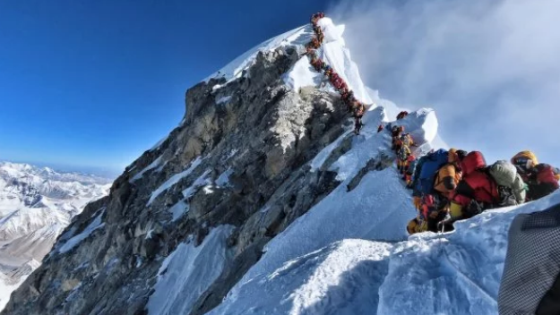 На горе Эверест образовалась очередь из туристов: из-за истощения погибли 10 человек