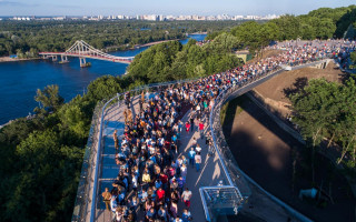 Инцидент на новом пешеходном мосту в Киеве: треснул стеклянный пол