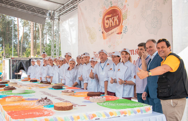 В Киеве приготовили самый большой в Украине торт: видео