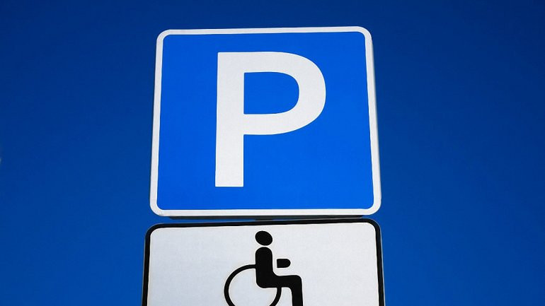 В Украине парковки оборудуют местами для инвалидов: подробности
