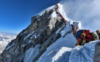 На горе Эверест образовалась очередь из туристов: из-за истощения погибли 10 человек
