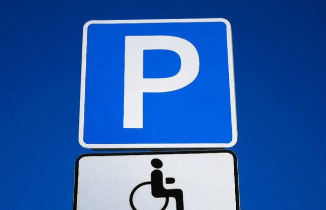 В Украине парковки оборудуют местами для инвалидов: подробности