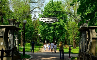 Киевлян рассмешила урна в Мариинском парке: есть фото