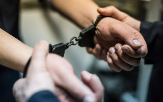 Мішок на голову та зв’язали скотчем: у Києві зловмисники напали на чоловіка