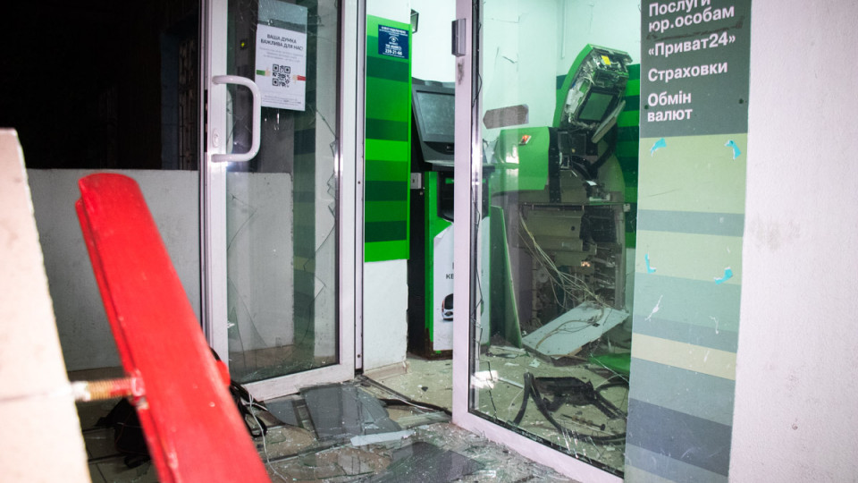 Взлетел на воздух: в Киеве неизвестные подорвали банкомат ПриватБанка
