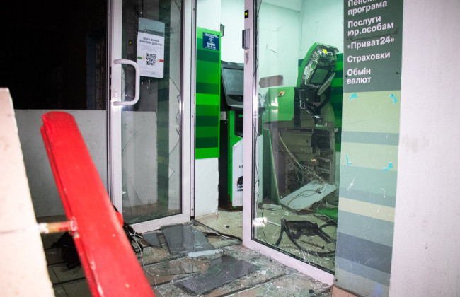 Взлетел на воздух: в Киеве неизвестные подорвали банкомат ПриватБанка
