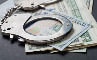 Невідомі вимагали та отримали $100 тисяч від посадовця Мінекології: подробиці