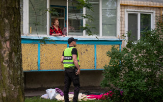 Трагедия в Киеве: женщина выпала с девятого этажа с подушкой и одеялом