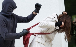 Злоумышленники в Киеве напали на беременную женщину: есть подробности