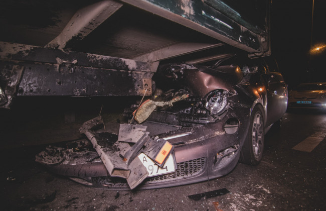 ДТП в Киеве: Fiat угодил под грузовик