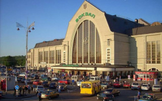 На вокзалі у Києві спалахнув потяг: відео