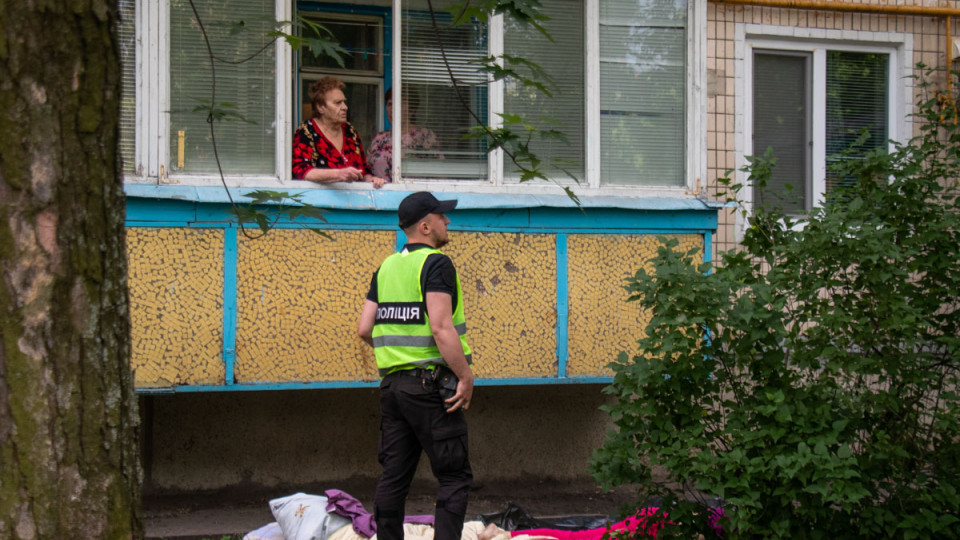 Трагедия в Киеве: женщина выпала с девятого этажа с подушкой и одеялом