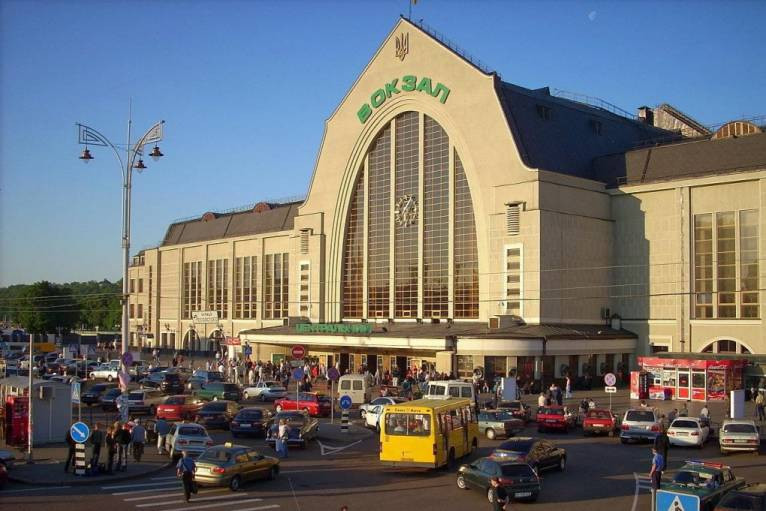 На вокзалі у Києві спалахнув потяг: відео