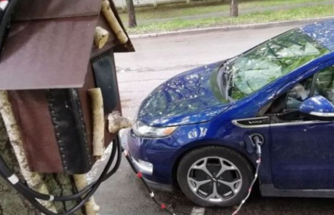 Изобретательный украинец заряжает машину из скворечника