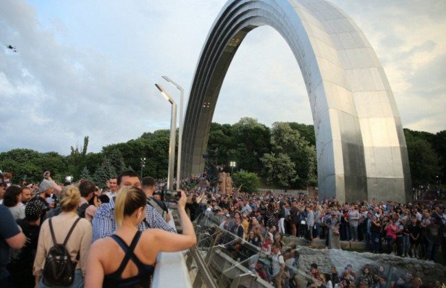 Киевляне массово проверяют на прочность «стеклянный» мост: видео