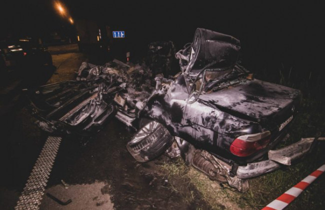 Смертельное ДТП под Киевом: водитель BMW на скорости влетел под грузовик