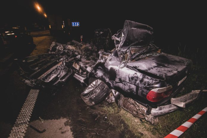 Смертельное ДТП под Киевом: водитель BMW на скорости влетел под грузовик