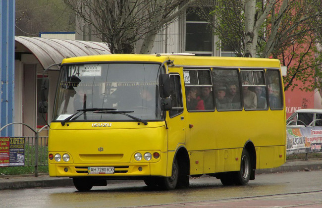 Разорвал 50 гривен: водитель маршрутки поиздевался над подростком