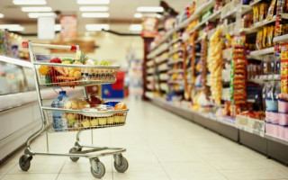 В супермаркете Киева на посетителя упали стеллажи: видео