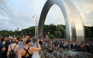 Киевляне массово проверяют на прочность «стеклянный» мост: видео