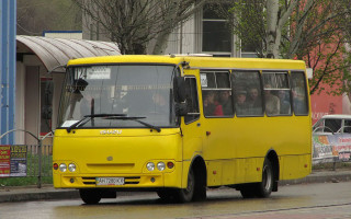 Разорвал 50 гривен: водитель маршрутки поиздевался над подростком