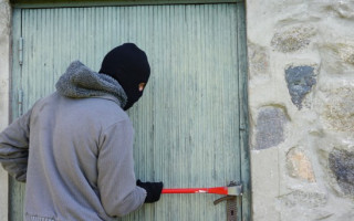 Неизвестные под Киевом напали и ограбили семью юриста