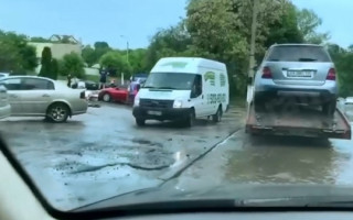 Автомобили «поплыли»: киевлян впечатлили видео из затопленной улицы