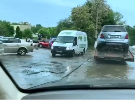 Автомобили «поплыли»: киевлян впечатлили видео из затопленной улицы
