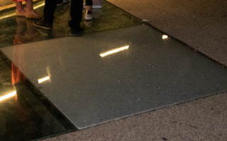 Трещит по швам: очередное стекло разбилось на мосту Кличко в Киеве