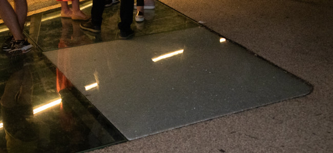 Трещит по швам: очередное стекло разбилось на мосту Кличко в Киеве