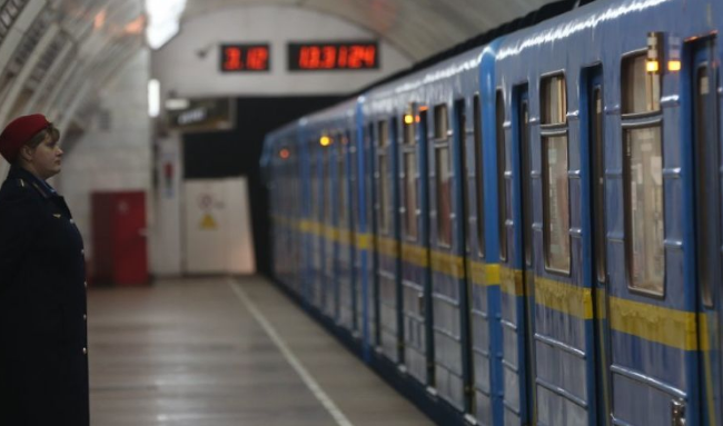 У Києві через молодят обмежать вхід в метро