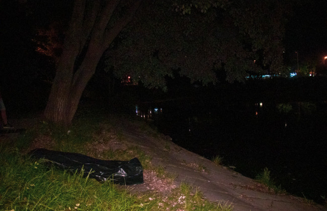 Моторошна знахідка: в київському озері знайшли труп чоловіка