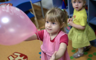 Дети должны расти в семье: украинские детдома в скором времени откажутся принимать детей