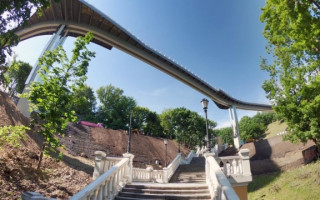 «Скляний» міст у Києві: столична влада попіклувалася над безпекою громадян