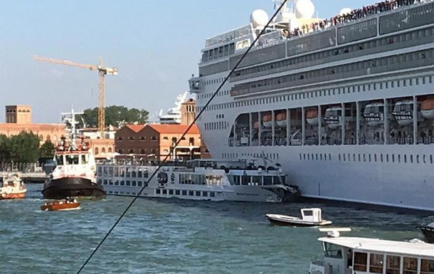 В Венеции круизный лайнер врезался в причал и протаранил катер: фото и видео