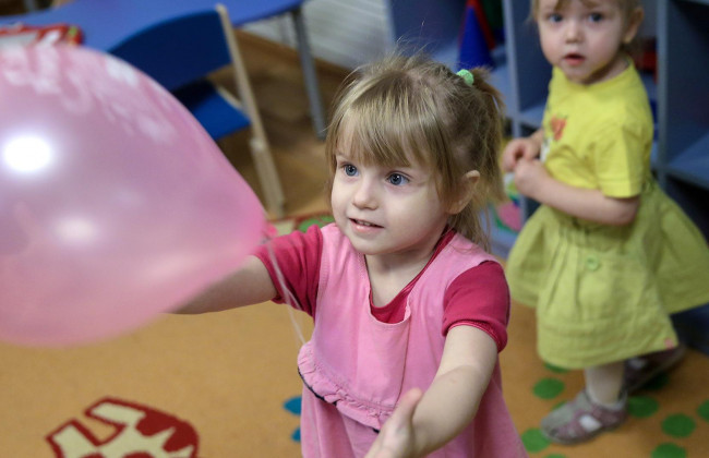 Дети должны расти в семье: украинские детдома в скором времени откажутся принимать детей