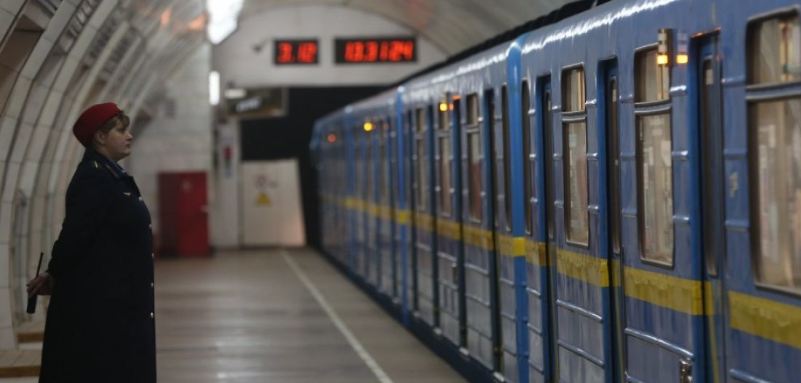 У Києві через молодят обмежать вхід в метро