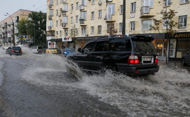 В Киеве целая улица «ушла под воду», видео