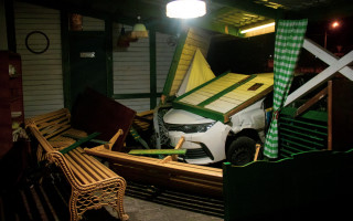 В Киеве автомобиль на огромной скорости влетел в ресторан