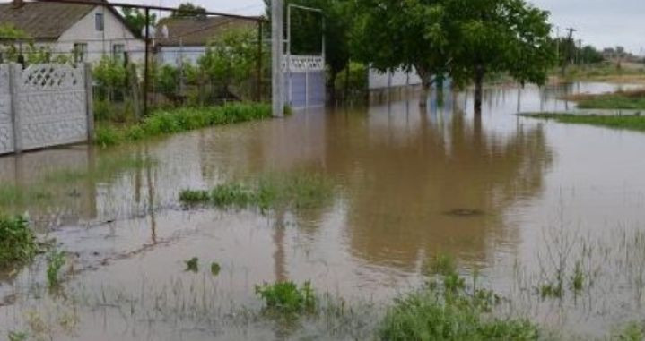 Перелив воды через плотину под Львовом: подтоплены несколько дворов