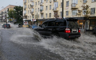 В Киеве целая улица «ушла под воду», видео