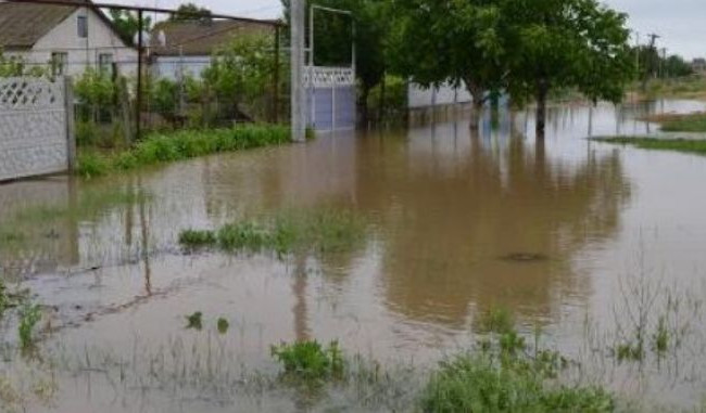 Перелив воды через плотину под Львовом: подтоплены несколько дворов