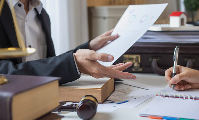 Скільки витрат на правову допомогу відшкодують: проблемні питання