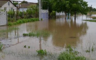 Перелив воды через плотину под Львовом: подтоплены несколько дворов